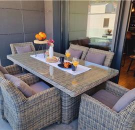 2 Bedroom Apartment with terrace & private parking, Sleeps 4